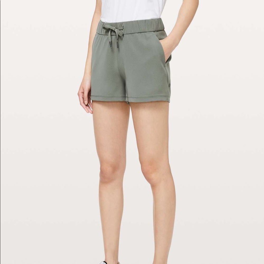 NWOT Lululemon On The Fly Short